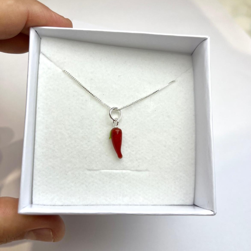 Gargantilha 45 cm com pingente pimenta cristal colorida prata 925