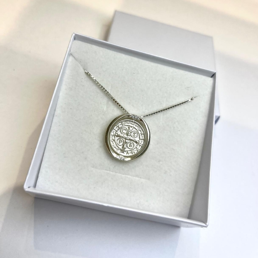 Gargantilha veneziana 45 cm 1,2mm e pingente medalha 2 cm giratoria sao bento com detalhes em zirconia prata 925