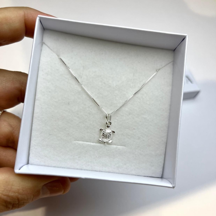 Gargantilha veneziana 45 cm pingente tartaruga trabalhada prata 925