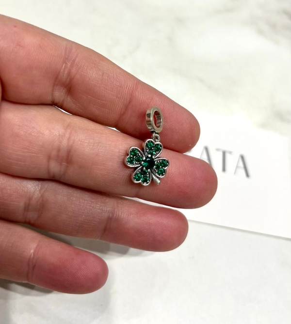Berloque Trevo Verde cravejada prata 925