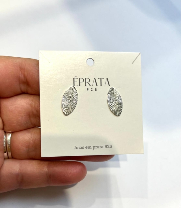 BRINCO FOLHA TRABALHADO PRATA BRANCA