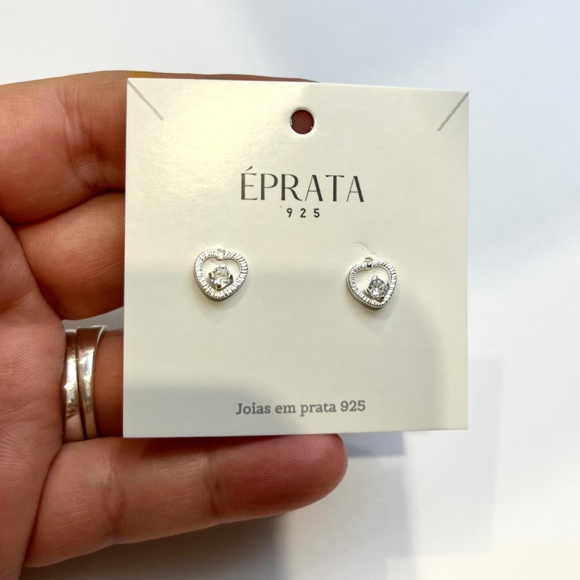 Brinco coração 7m vazado com uma zirconia prata 925