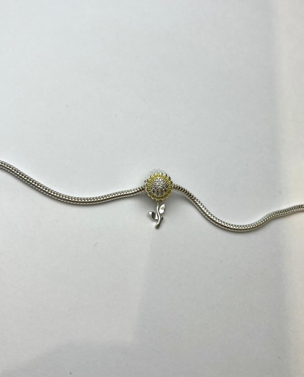 Berloque girassol cravejada prata 925