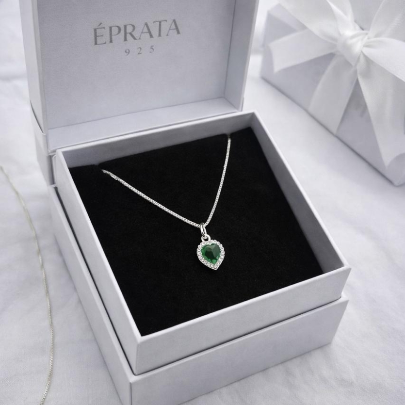 Gargantilha V15 com coracao 7mm cravejada com pedra central verde esmeralda prata 925