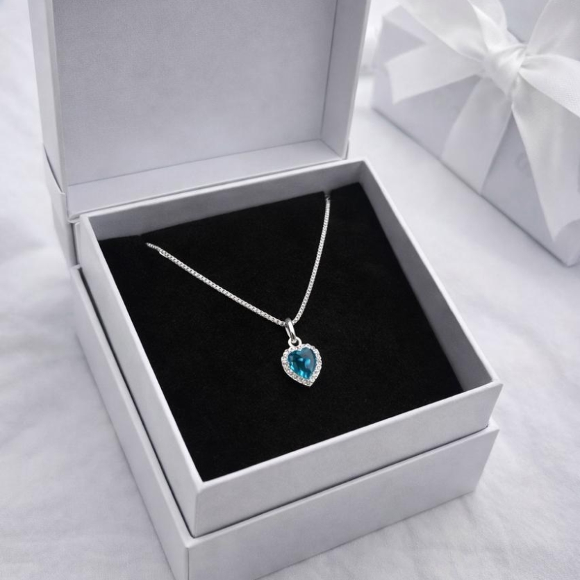 Gargantilha V15 com coracao 7mm cravejada com pedra central colorida azul prata 925