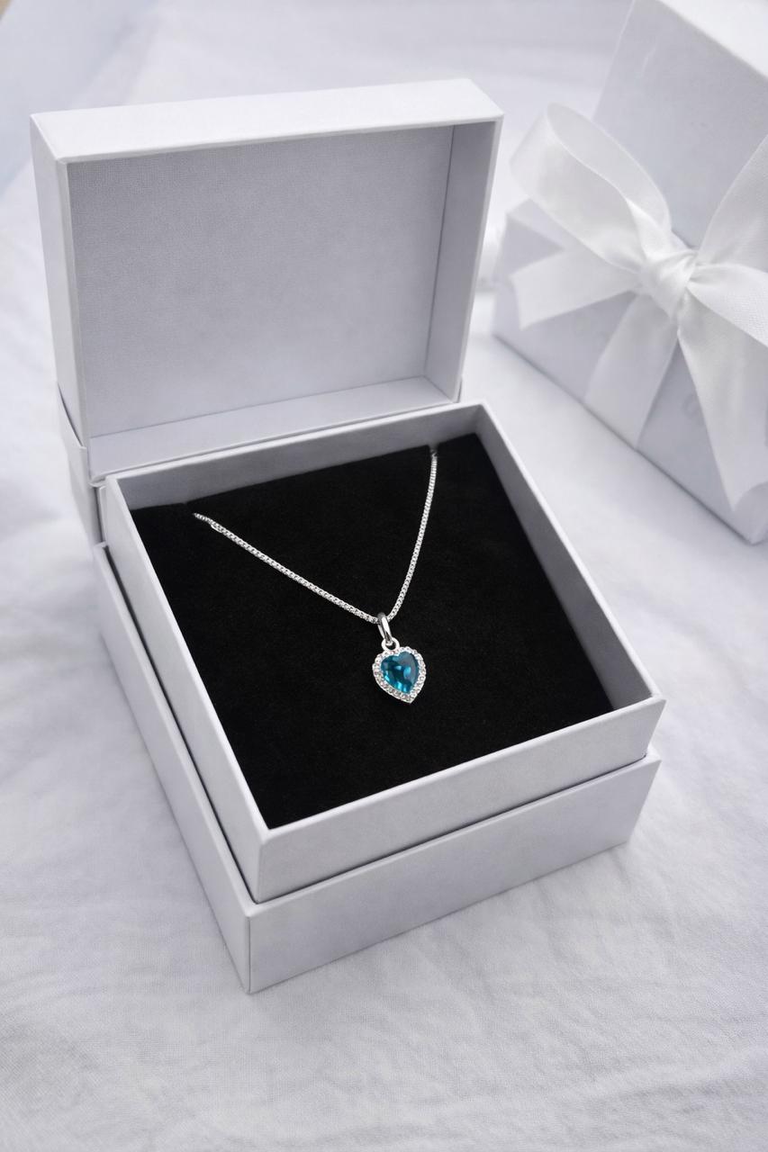 Gargantilha V15 com coracao 7mm cravejada com pedra central colorida azul prata 925