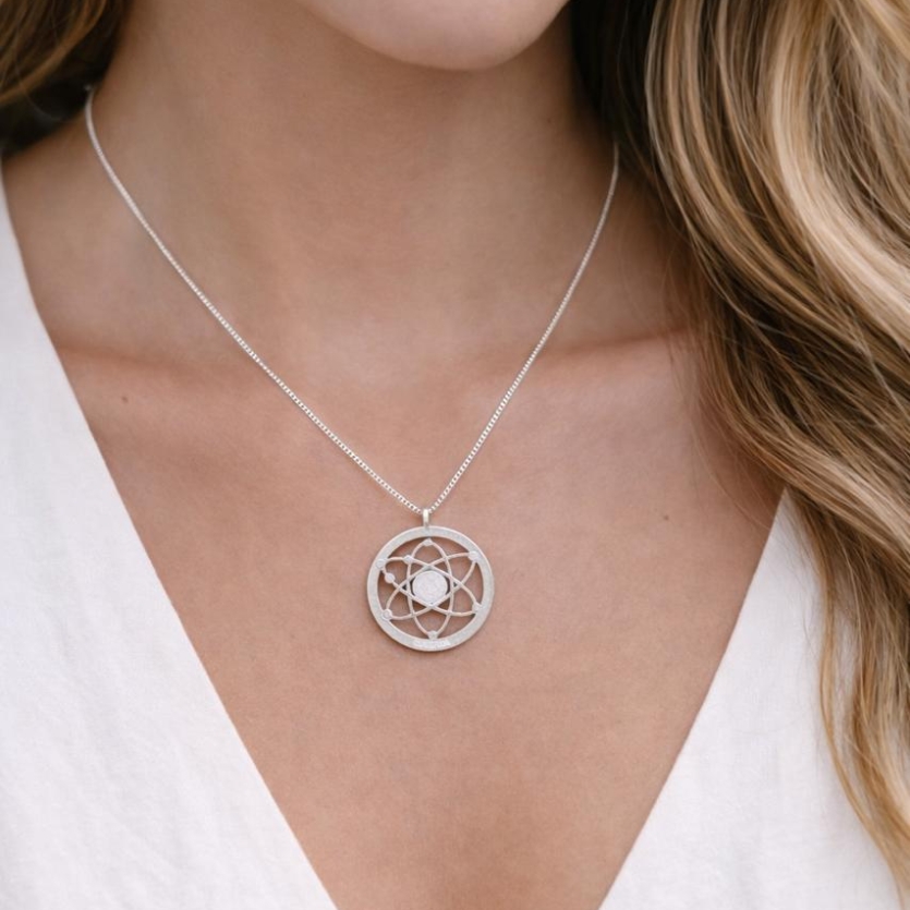 Colar V15 45 cm com pingente 2,3 cm laser simbolo de quimica em prata 925