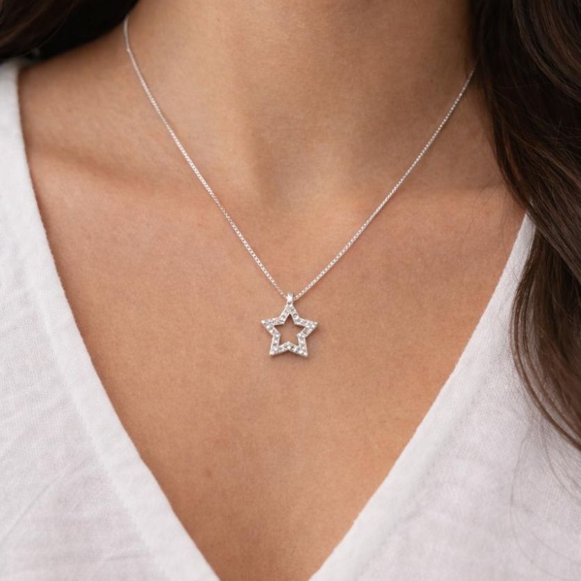 Gargantilha V15 com pingente estrela caixa alta cravejada prata 925