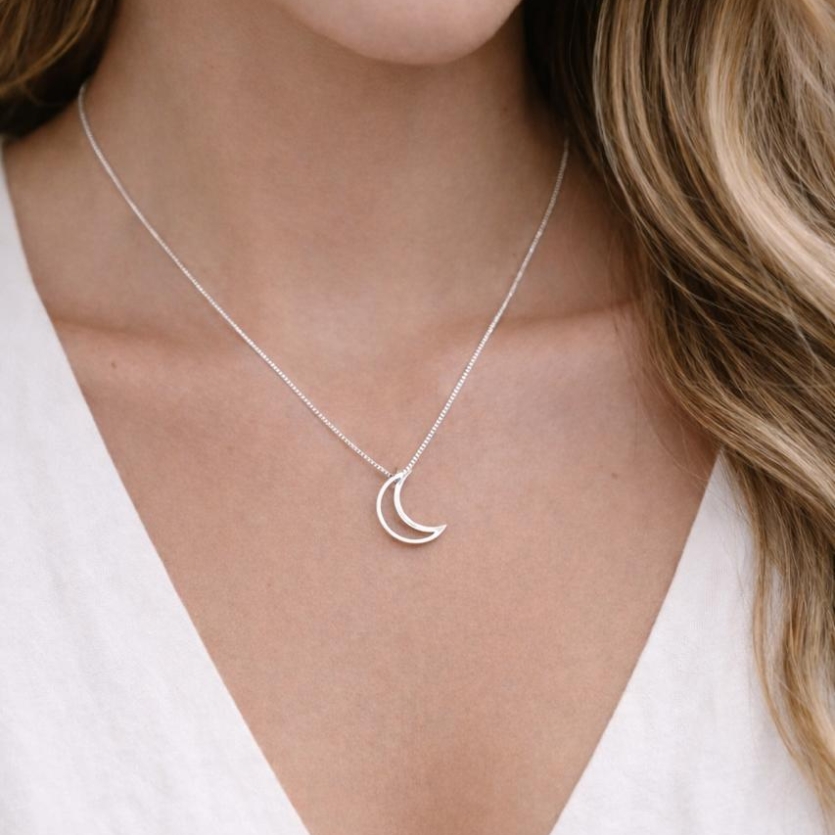 Gargantilha 45 cm com pingente lua passante vazada 13 mm prata 925