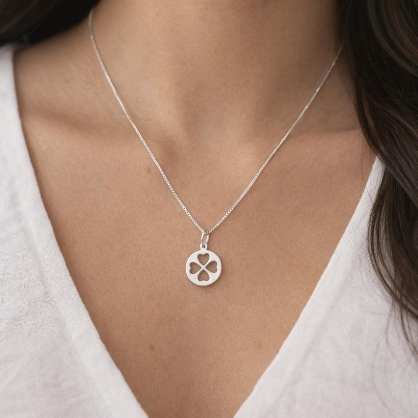 Colar V15 com medalha 1,3 mm com trevo vazada prata 925