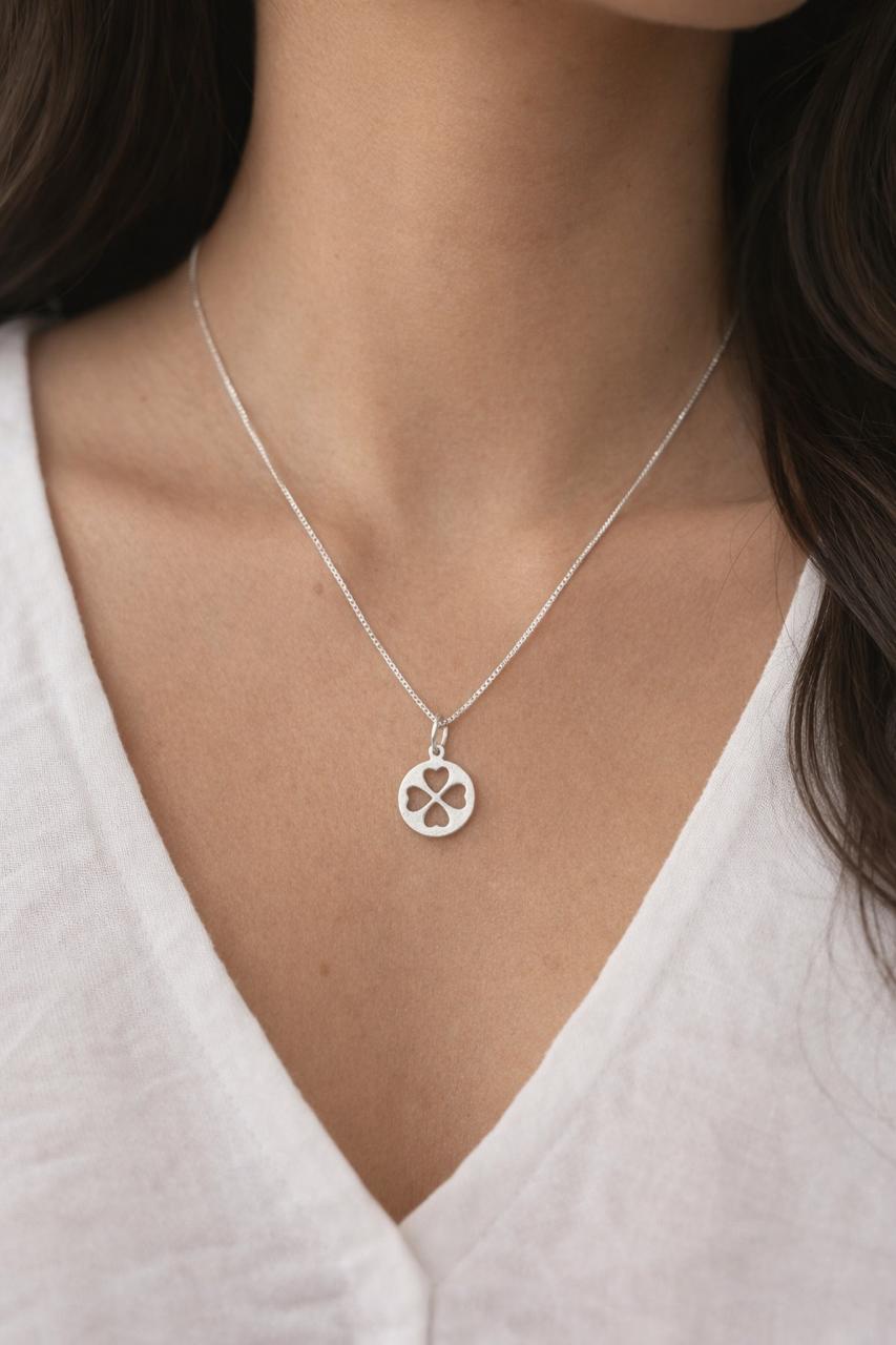 Colar V15 com medalha 1,3 mm com trevo vazada prata 925