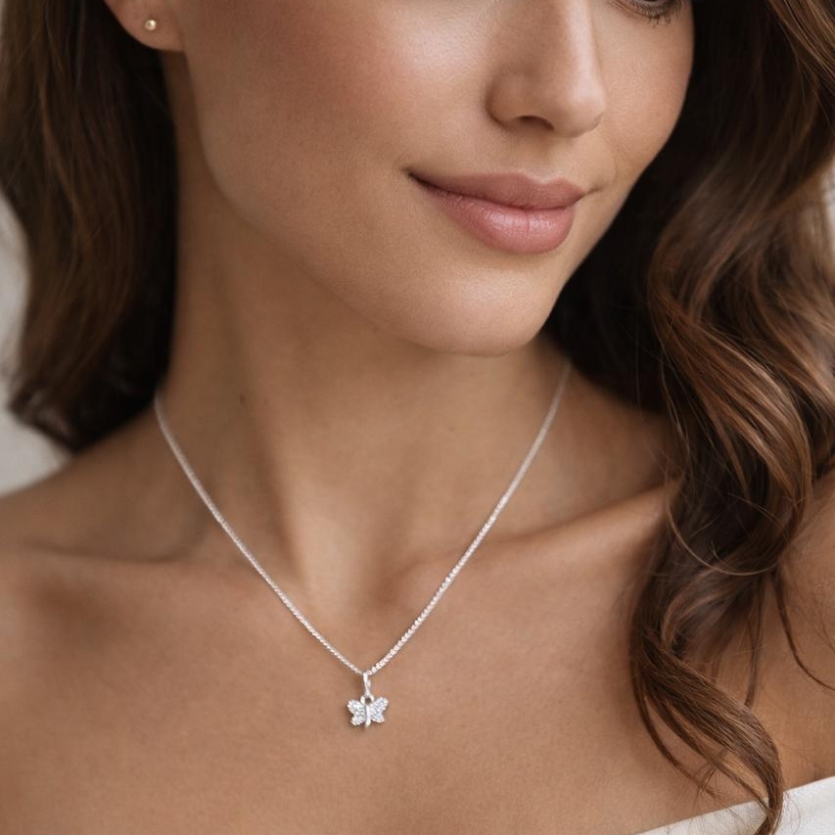 Gargantilha V15 com pingente borboleta 0,8mm cravejada prata 925