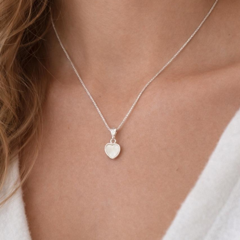 Gargantilha v15 com pingente coracao madre perola prata 925